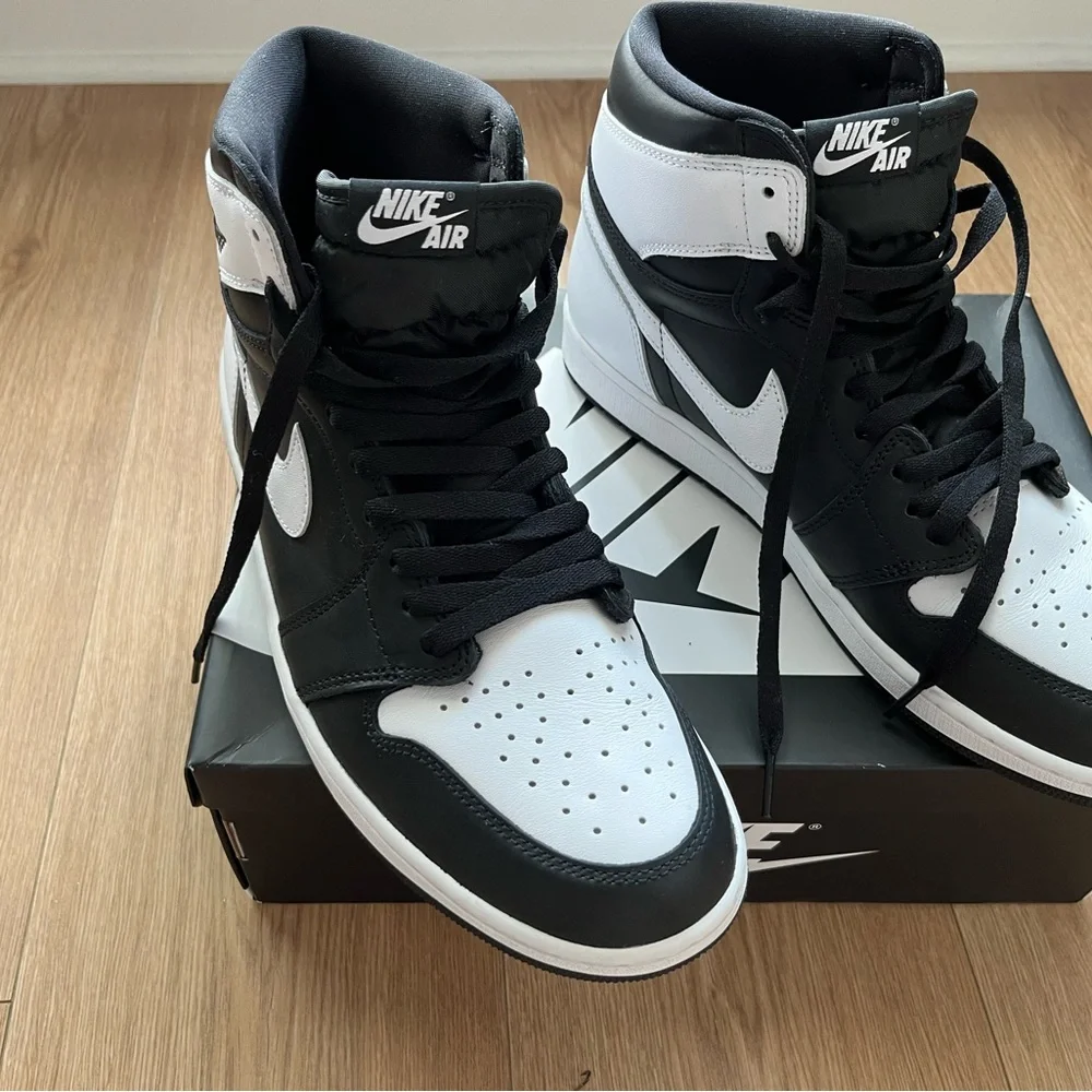 Air Jordan 1 Retro High OG "Black & White" - Picture 2 of 9